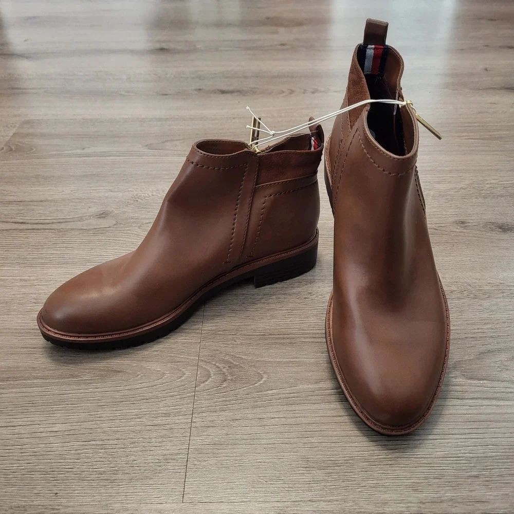 Tommy Hilfiger FAWN Brown Ankle Boots Gold Zip Women 6.5M Preppy Lug Sole Luxury